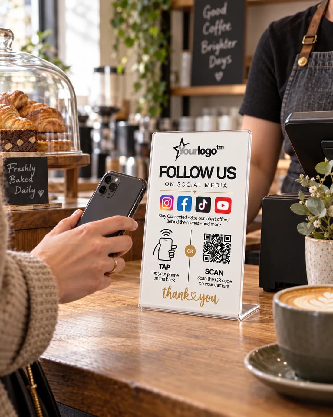 Café & restaurant customer using a QRTAP product